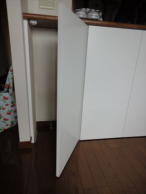 カウンター下を有効活用して収納を造作